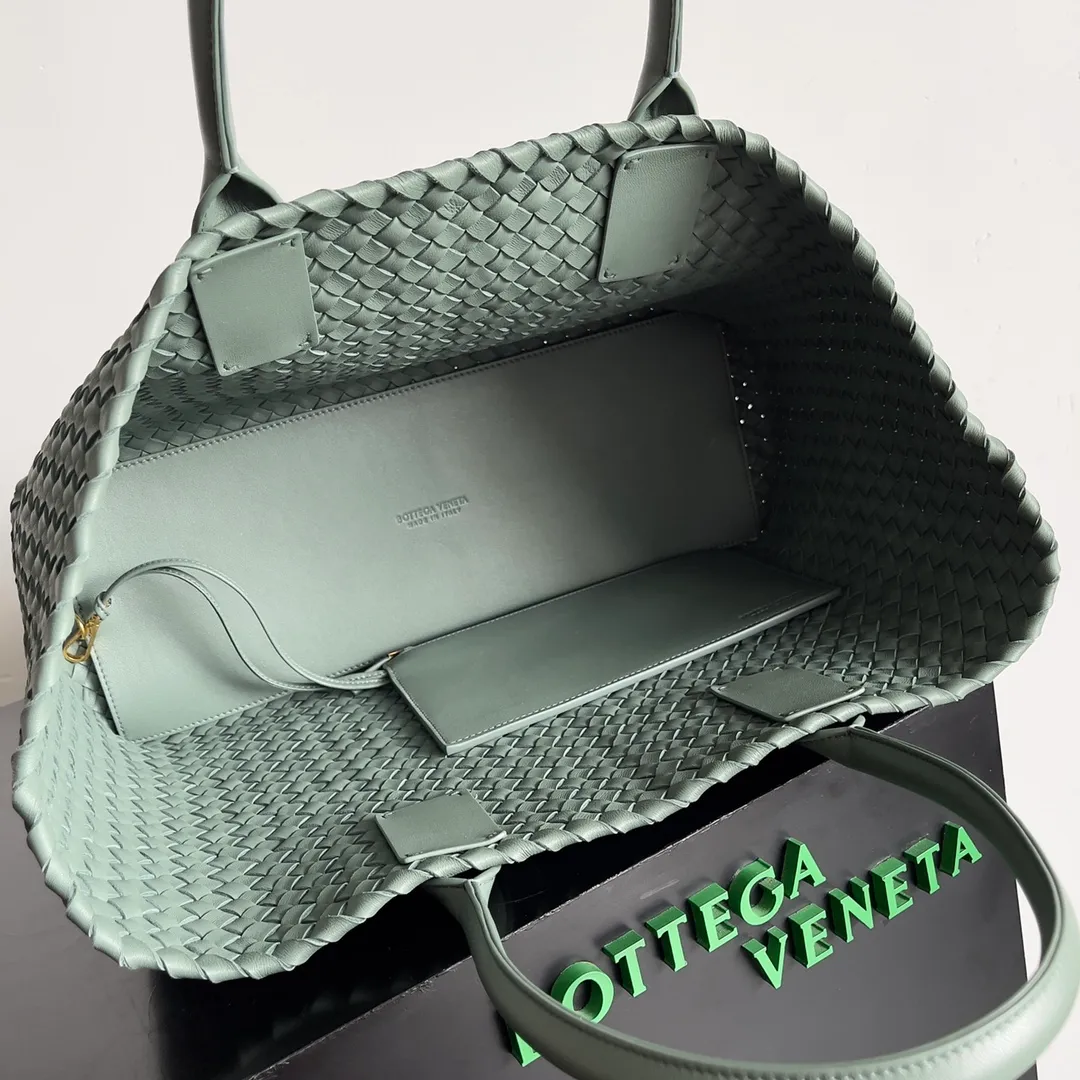 Batch 2860 Classic returns... (large size 51cm) • Cabat, born in 2001, is one of the most iconic styles of the Bottega Veneta workshop. The whole bag is made of top-grade imported lambskin. There is no exposed logo on the whole bag, but with the classic wide woven elements, you can tell who it belongs to at a glance! Can be carried on one shoulder, very practical! Style number: 608811 Size: 51*18*28